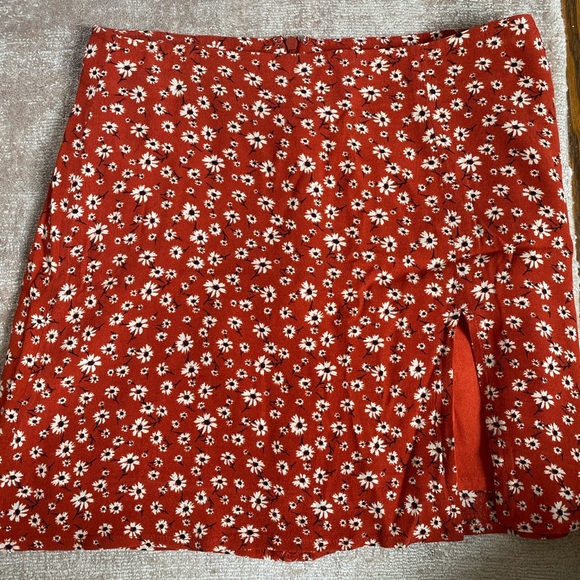 gab and kate floral mini skirt with slit - Picture 1 of 2